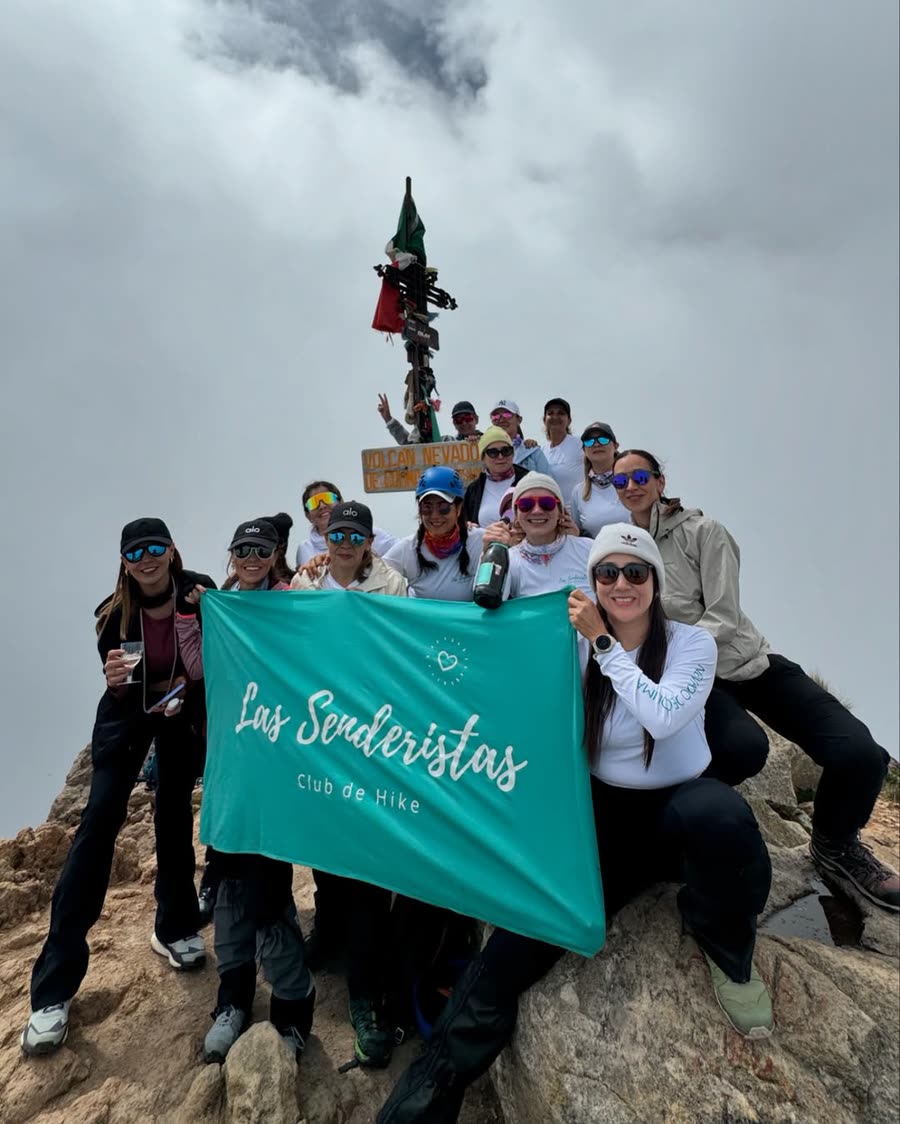 Las Senderistas en la cima con su bandera